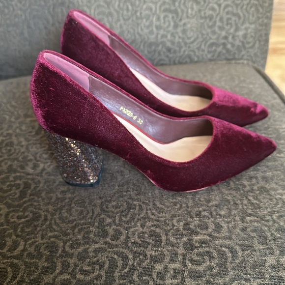 Big Tree Heels Elegant Velvet Pumps - Picture 3 of 8
